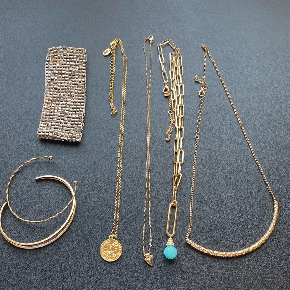 4 necklaces and 3 bracelets bundle.